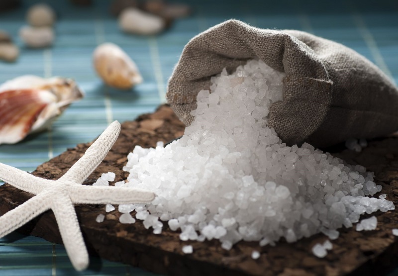 نمک دریا از تبخیر آب دریاها به دست می آید. مردم در سراسر جهان از دوران ماقبل تاریخ از این نوع نمک استفاده می کردند. امروزه در بسیاری از آشپزخانه ها نمک دریا وجود داشته و خانم های خانه دار و آشپز های بسیاری از این نمک برای طعم دادن به غذا ها استفاده می کنند.